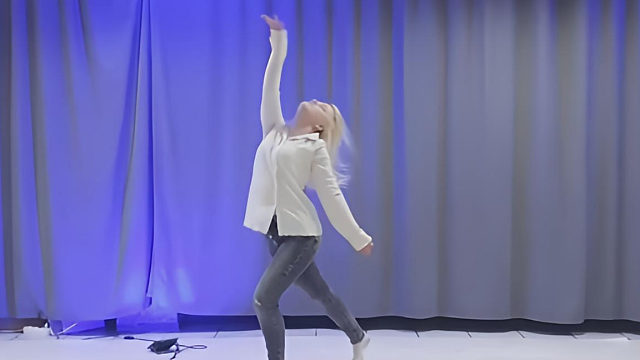 俄罗斯姑娘才艺表演24.04.01_咪咪(索尼娅)00