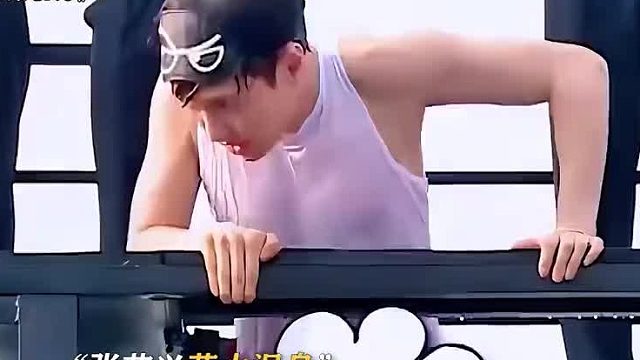 从此艺兴穿白裤子的时候再也没靠近过水边