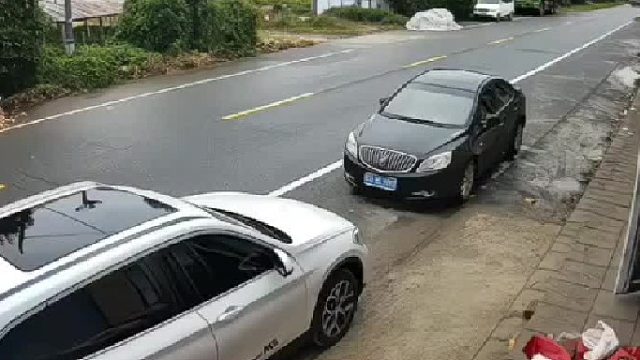 为了不赔钱也是拼了，老头乐撞上小车后扬长而去，车主根本拦不住