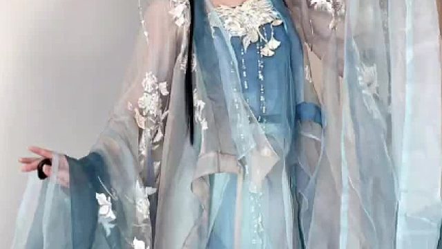 “翩若惊鸿，婉若游龙。”