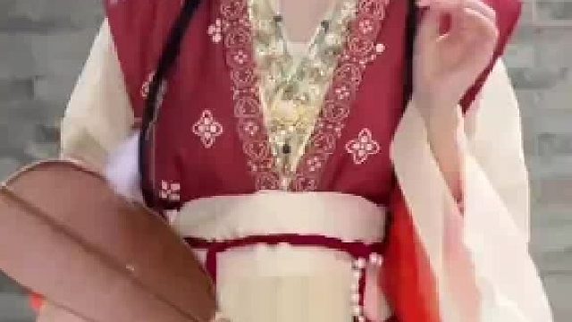 “天葩飞堕广寒宫 片片清香引碧空”