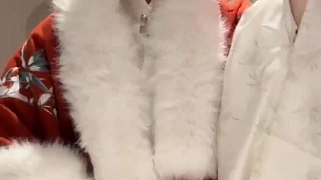 穿那件绯红的，显气色”