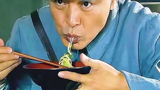 司令只是吃了口面条他就猜想眼前炊事员是日本人