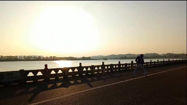 静待笔触勾勒，思绪如潮，却未赋予它一个恰当的称谓。