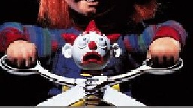 女人专心工作时掉出一口大白牙