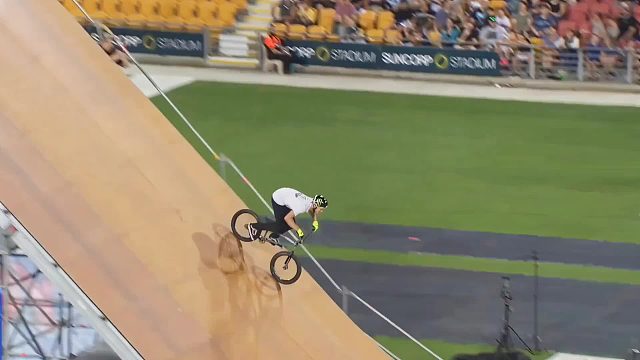 只要你不怕摔，1万美刀直接白，空中动作玩的越花得分越高