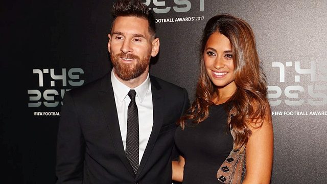 憨态可掬！当梅西与别的女人合影时：呆若雕塑逗笑超模