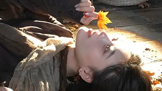 存一些超实用小幅度秋日落叶拍照姿势