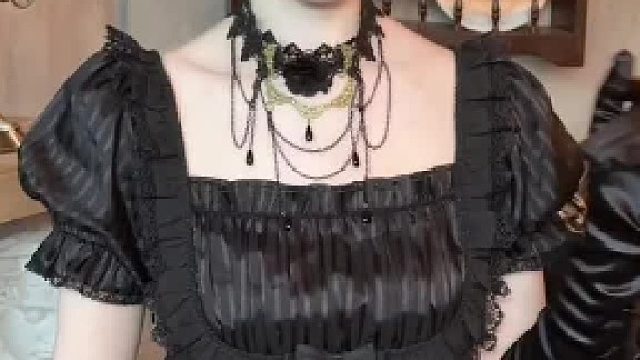 不要被魔女的美丽红眼睛欺骗