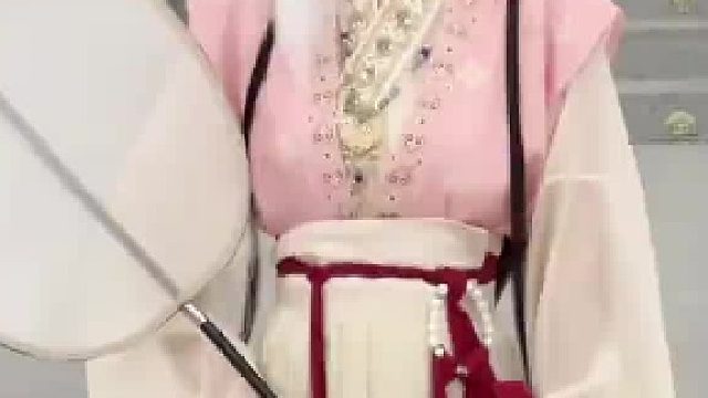 “忽见粉蝶潜入窗…”