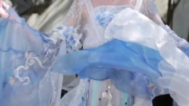 “世说鲛人之语，深海而居，织绡绮丽。”♀