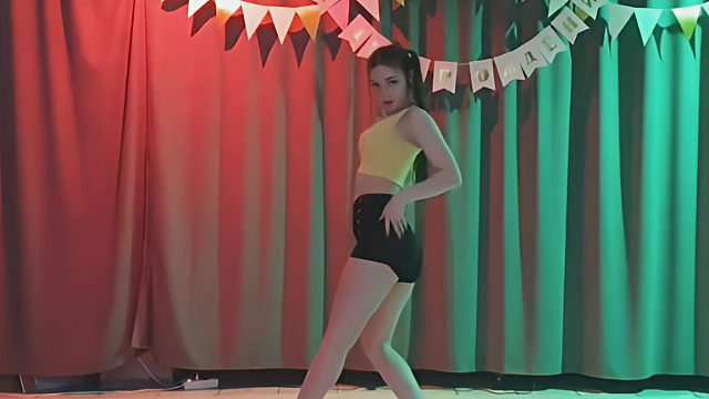 俄罗斯姑娘才艺表演24.04.03_空军(阿妮亚)01