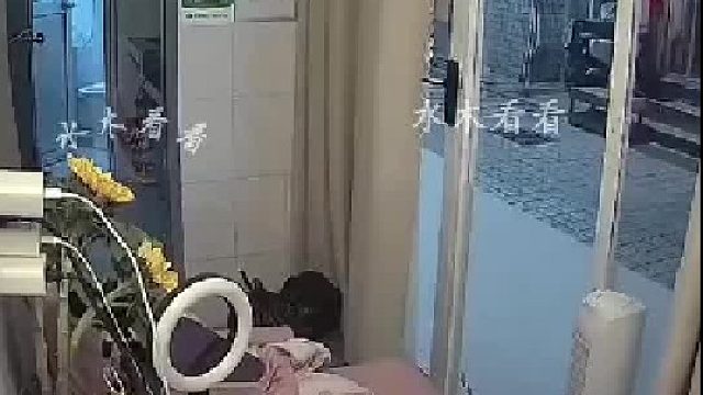 大白天的为啥拉窗帘，网友：看到墙上的二维码，你就瞬间明白了