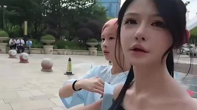 这就是童厉害的点，妹子砍头都要不到的东西，童锦程一问店员就给