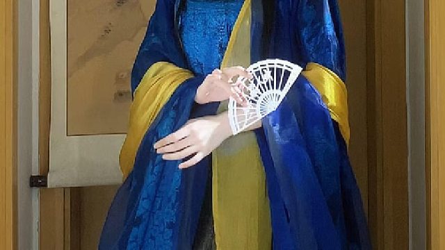 “传闻那山间有位仙子 无人见过她的模样”