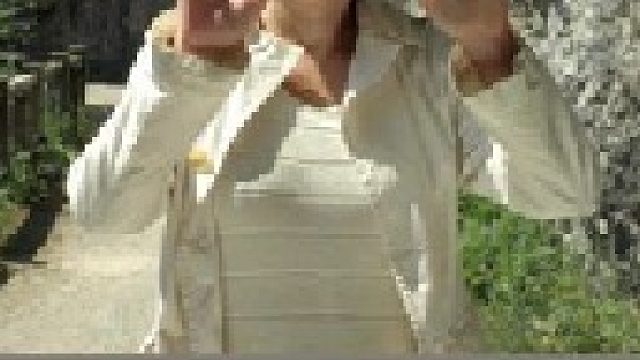 女人外出时碰到了一面透明墙