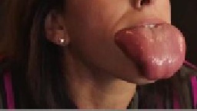 女人的舌头竟突然变得这么大