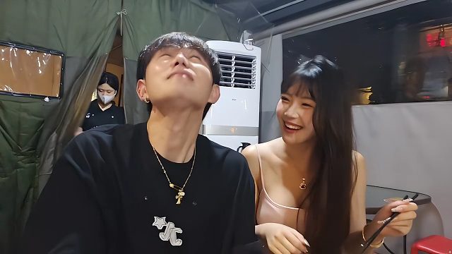 童锦程随口一编的弹幕就是爆炸，关键妹子还配合演，观众：出生啊