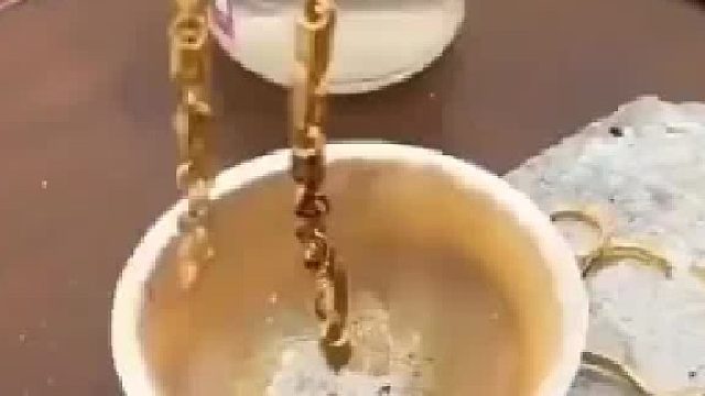 黄金回收陷阱大曝光：一点洗洁精，让你金饰“掉价”被坑！