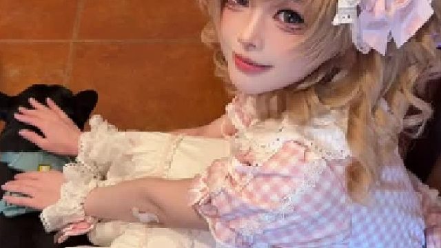 她的背影小小的身上总带着淡淡的香