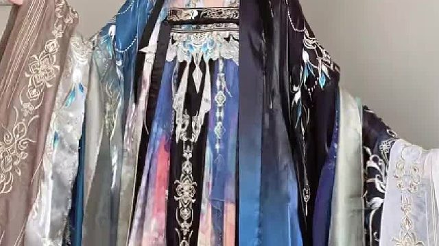 梦里不知身是客，是耶非耶，化为蝴蝶。”