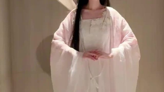 她一袭纱衣，干干净净的立在我的回忆里。。”