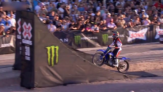 极限摩托车特技挑战，只要姿势够帅，就能赢得十万美刀的奖励