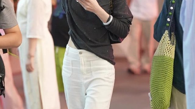 霓虹写意处，月光正在抄诗