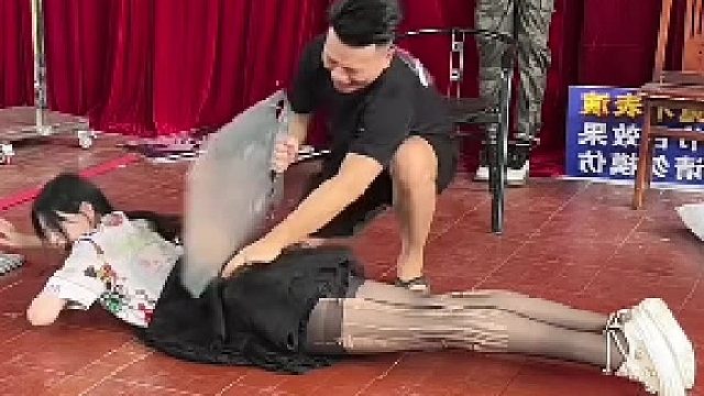 这是两个人？一个没有上半身一个没有下半身