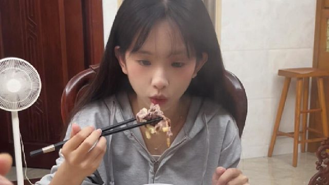 一家人吃牛肉火锅晚餐