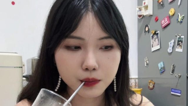 Vlog一个人宅家吃烤肉，和妈妈进山挖野菜