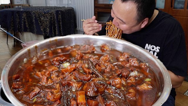 一碗地道的老北京炸酱面，酱香浓郁，一口就满足！