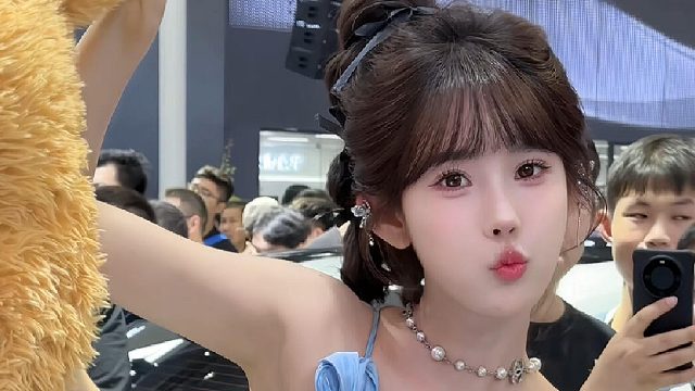 在深圳车展拍的可爱的小哈娜