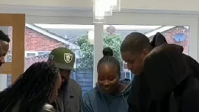 当他们吃到好吃的食物时的表现