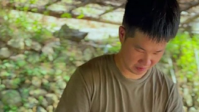 给兄弟们做饭不需要太好吃，各种食材来一点讲究一个新鲜健康