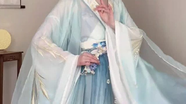 “神女陨落，万物皆生。”