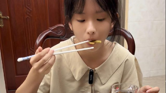 一家人吃炸鱼青口菜脯油柑汤晚餐