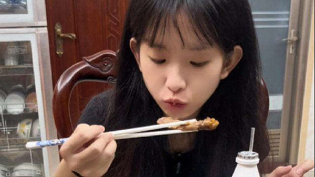 一家人吃咕噜肉鱿鱼粉丝卤味拼盘晚餐