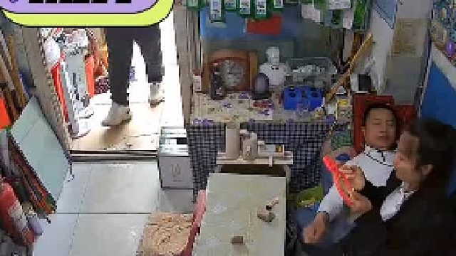 这哥们儿肯定看过我发的视频，自从我娶了这个比自己小十岁的东北媳妇，100元这么大的票，只能在店里看到了……