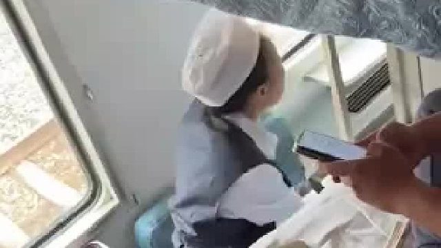 坐火车卧铺遇到的，这大哥是不是故意的，明目张胆往脚上撞