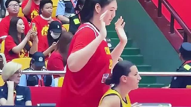 张子宇身高2米26！篮球场上竟出现最萌身高差！ 