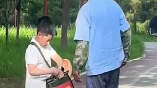 東北孩子賣雪糕糖尿病人都掏錢貴州孩子賣冰棒被無賴吃霸王餐