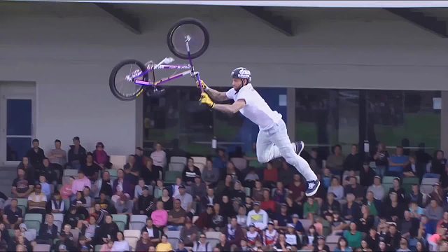 小轮车特技挑战，谁能在空中，做出的动作最哇塞的得分最高