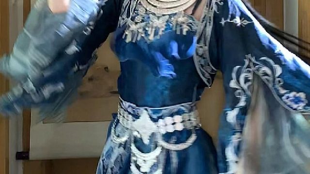 “走啦 跟我一起回寨子里”