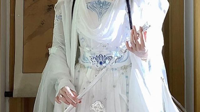 小说中清冷孤傲的圣女