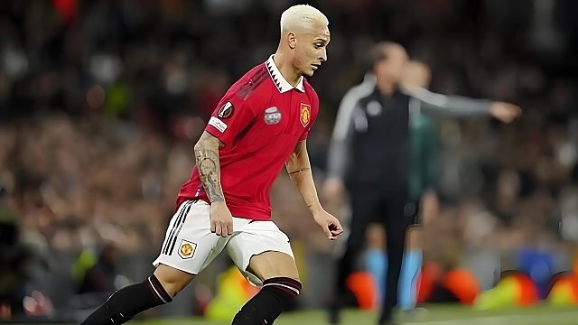 太秀了！安东尼名场面：原地720度转圈圈，晃晕曼联队友