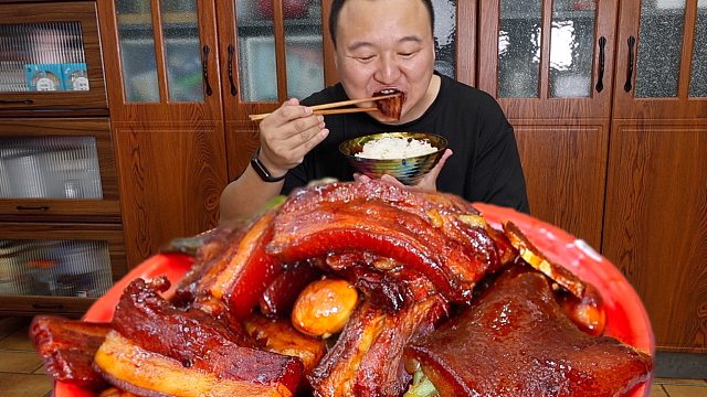 简简单单一碗饭，配上大块把子肉。这哪是吃肉，这是吃幸福