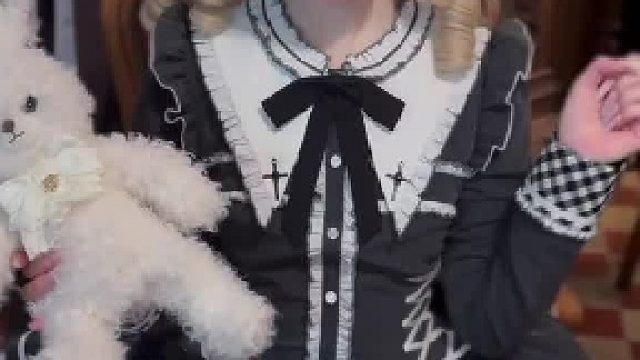 起猛了 看到洋娃娃走路了