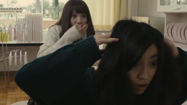 女孩说后脑勺痒，扒开头发让闺蜜看，结果闺蜜当场吐了