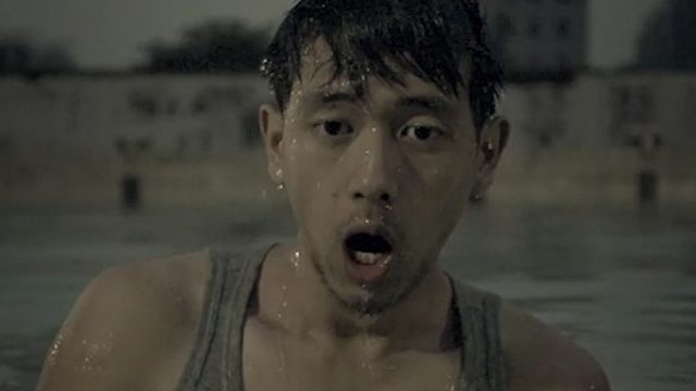 游到终点就能让任何人复活的泳池，男子游到终点后却愣住了